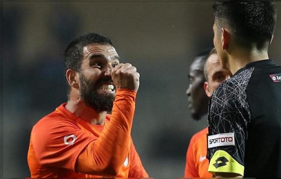 Туран побил турецкого поп-певца в клубе, сломав ему при этом нос