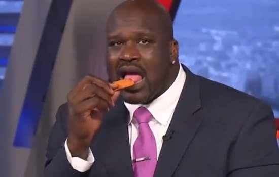 Шакил О'Нил рискнул съесть очень острый «чипс» (Видео)