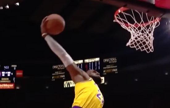 Леброн Джеймс был в порядке, но первый матч за «Лейкерс» все равно проиграл (Видео)