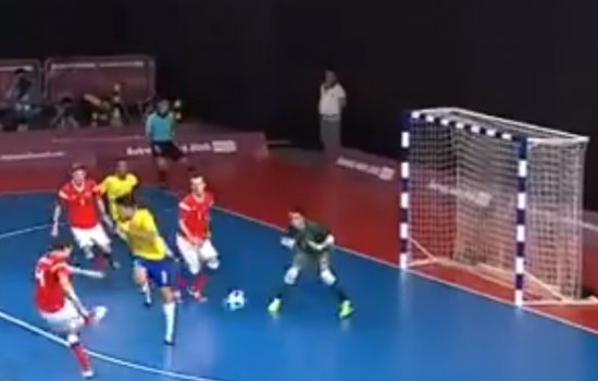 Чудовищный автогол забил российский игрок в финале футзального матча (Видео)