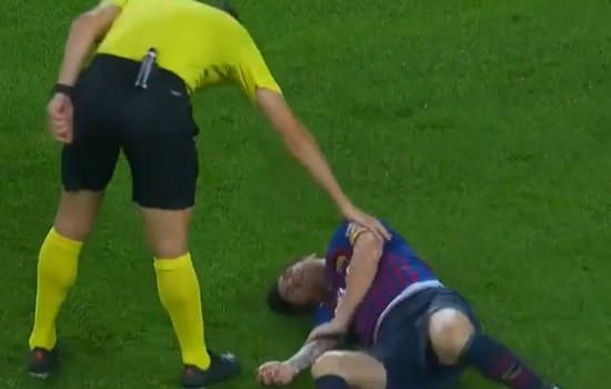 Месси в матче с Севильей упал и, похоже, сломал руку (Видео)