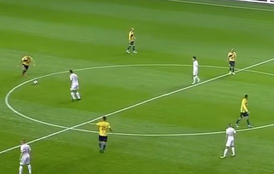 Вратарь «Ференцвароша» пропустил нелепый гол из центрального круга (Видео)