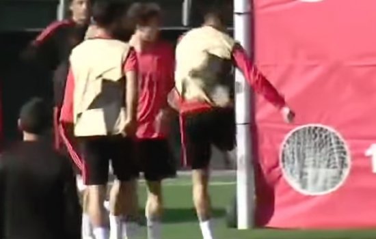 Серхио Рамос психанул и ударил мячом молодого одноклубника (Видео)