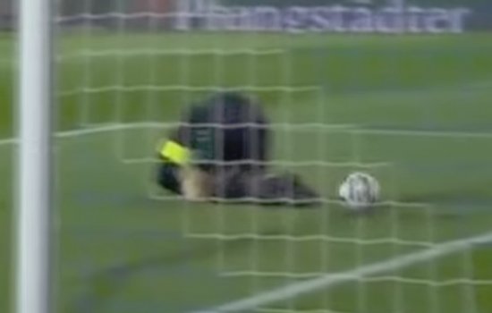 Вратарь «Гройтера» пропустил курьезный гол в «домик» (Видео)