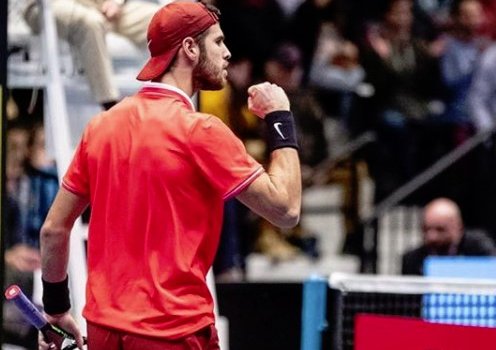 Хачанов вышел в 1/4 финала на турнире в Париже