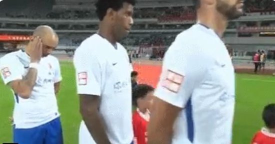 В Китае наказали футболиста, который чесал голову во время гимна (Видео)
