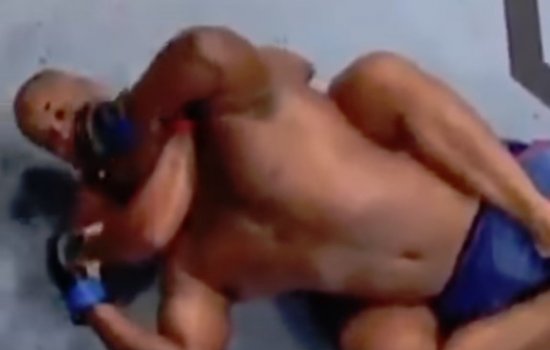 Кормье «задушил» Льюиса во 2-м раунде: полный обзор боя ММА (Видео)