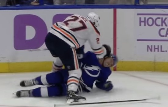 Милан Лучич из НХЛ стал избивать лежащего на льду соперника (Видео)