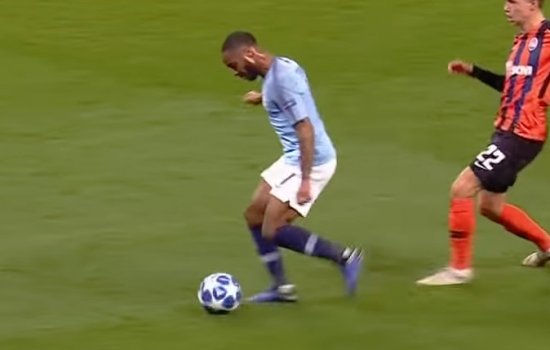 Судья подарил Манчестер Сити «липовый» пенальти (Видео)