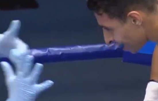 Бразильский боксер Мескуита уже через минуту отказался от продолжения боя (Видео)