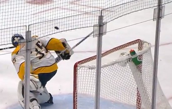 Вратарь «Нэшвилла» Пекка Ринне совершил слепой «сэйв» из-за спины (Видео)