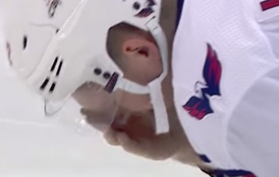 Нападающий «Вашингтона» Евгений Кузнецов получил удар в голову (Видео)