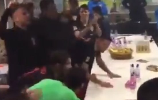 Хорваты дружно спели в раздевалке после победы над Испанией (Видео)