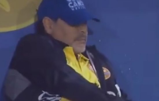 Марадона заснул во время матча своей команды (Видео)