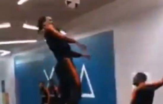 Вирджил ван Дейк совершил невероятно высокий прыжок за мячом (Видео)