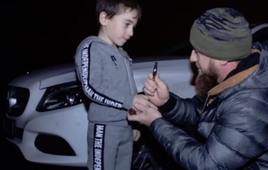 Рамзан Кадыров подарил 5-летнему мальчику белый «Мерседес» за 4105 отжиманий (Видео)