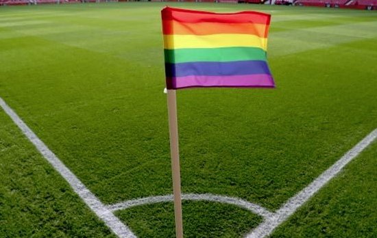 В Англии хотят на время превратить угловые флажки в цвета ЛГБТ-движения