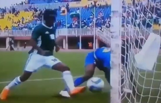 Африканский нападающий «запорол» 3 голевых момента и промахнулся в упор с одного метра (Видео)
