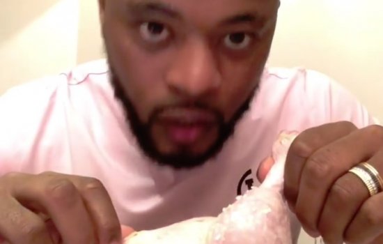 Кажется, Патрис Эвра «сошел с ума»: устроил на кухне оргию с тушкой индейки (Видео)