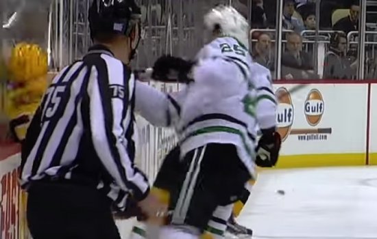 Игрок НХЛ головой едва не пробил стекло ограждения (Видео)