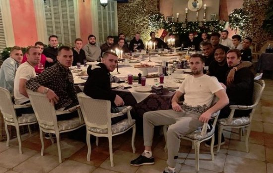 Глушаков выложил командное фото во время обеда при свечах (Инстаграм)