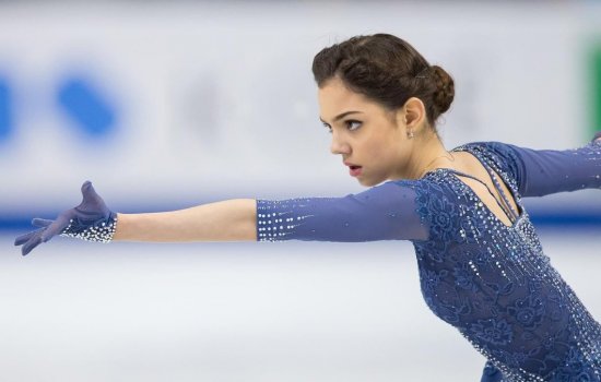 Евгения Медведева занимает третье место после короткой программы на этапе Гран-при во Франции (видео)