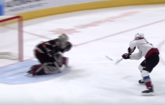 Игрок НХЛ Джей Ти Комфер исхитрился дважды (!) забить в меньшинстве за 85 секунд (Видео)