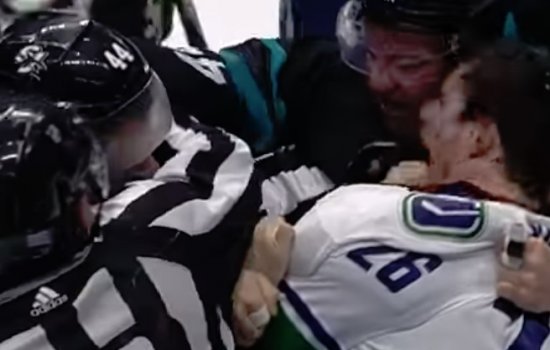 В НХЛ во время драки Руссель искусал соперника зубами (Видео)