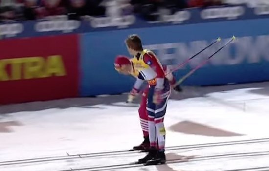 Норвежский лыжник Йоханнес Клебо дико «ступил» на финише и подарил победу Большунову (Видео)