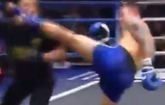Тайский боксер Гоу Дакуй по ошибке с одного удара «вырубил» судью (Видео)