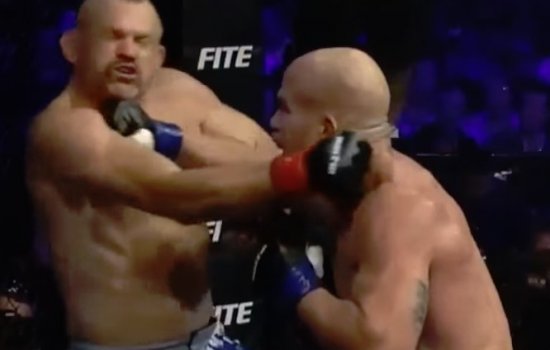 Тито Ортиз наконец-то смог победить 48-летнего Лидделла в ММА (Видео)