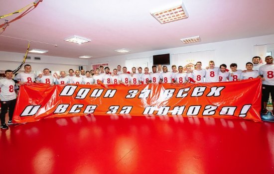 Глушакова решили морально поддержать: всей командой «нацепили» футболки с его номером (Фото)