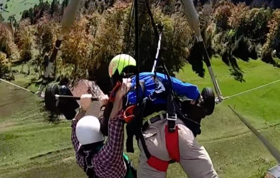 Начинающего дельтапланериста Криса Гурски забыли (?!) пристегнуть и едва не отправили на тот свет (Видео)