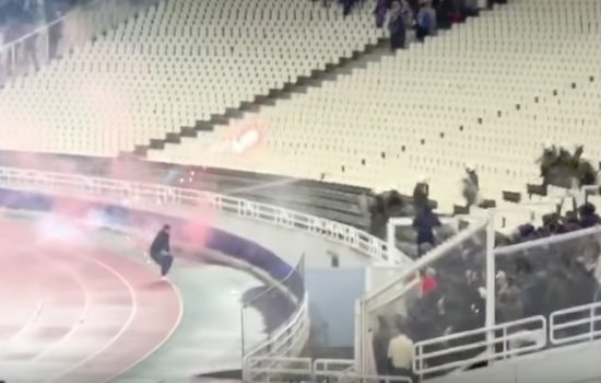 Греки пытались поджечь фанатов Аякса на стадионе, бросив в них файер (Видео)