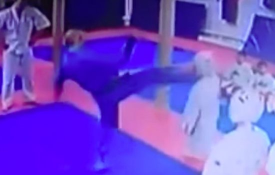 Тренер по кудо на соревнованиях ударил ребенка ногой по голове (Видео)