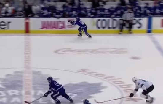 Митч Марнер из НХЛ успел на полном ходу поменять сломанную клюшку и отдал голевой пас (Видео)