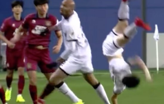 Корейский футболист Сюнг-Мо Ли упал с большой высоты и сломал себе шею (Видео)