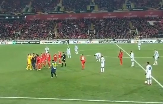 Болельщик Спартака выбежал на поле во время матча и пытался ударить Глушакова (Видео)