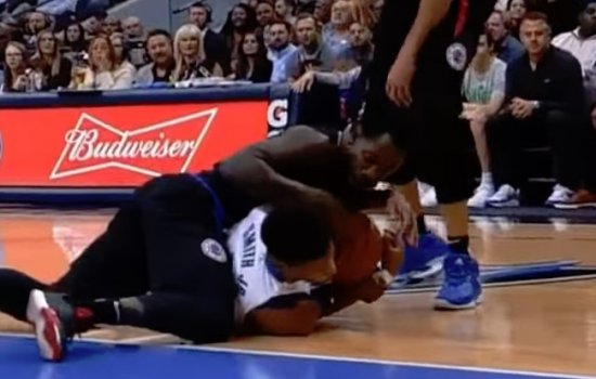 Патрик Беверли выбил зуб Деннису Смиту во время матча НБА (Видео)