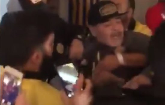 Марадону унизили и он пытался полезть в драку с фанатами (Видео)
