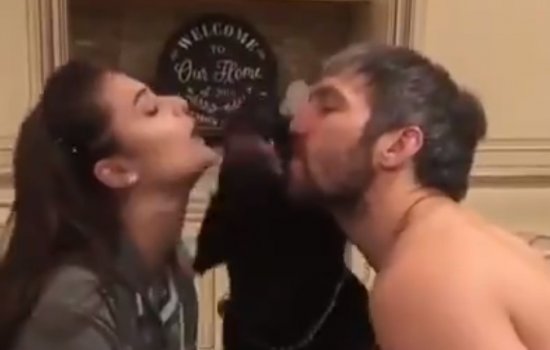 Собака «помешала» Овечкину поцеловать жену (Видео)