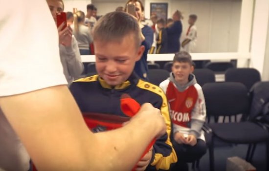 Головин подарил личную олимпийку Монако, чтобы успокоить плачущего мальчика на встрече (Видео)