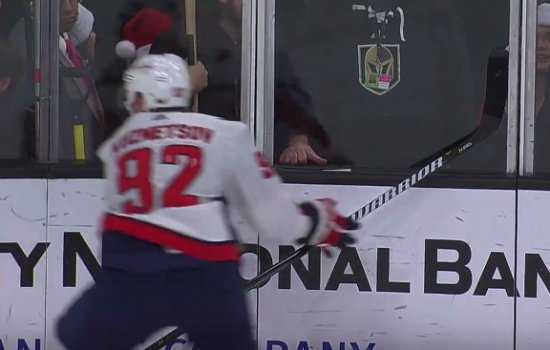 Евгений Кузнецов «приватизировал» клюшку соперника и получил за это удаление (Видео)