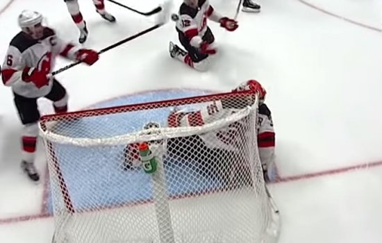 Капитан «Нью-Джерси» Энди Грин случайно вколотил шайбу в свои ворота (Видео)