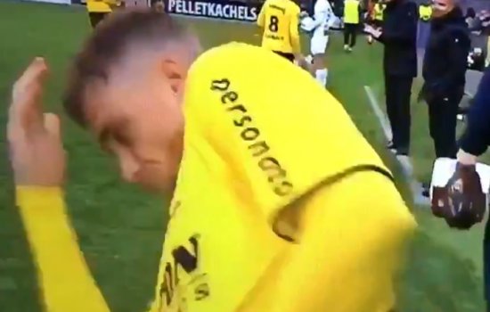 Судья в Нидерландах информационным табло случайно «врубил» по голове футболисту (Видео)