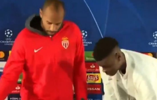 Тьерри Анри заставил молодого футболиста поставить стул на место (Видео)