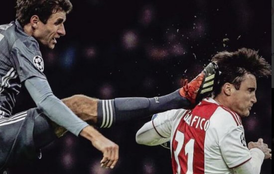 Томас Мюллер в стиле каратиста «вырубил» игрока Аякса - прямая красная (Видео)