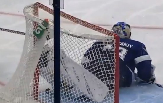 Вратарь «Тампы» Андрей Василевский вытащил «мертвую» шайбу с ленточки ворот (Видео)