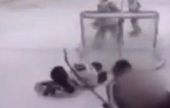 Юный американский хоккеист жестоко избил лежащего соперника клюшкой (Видео)