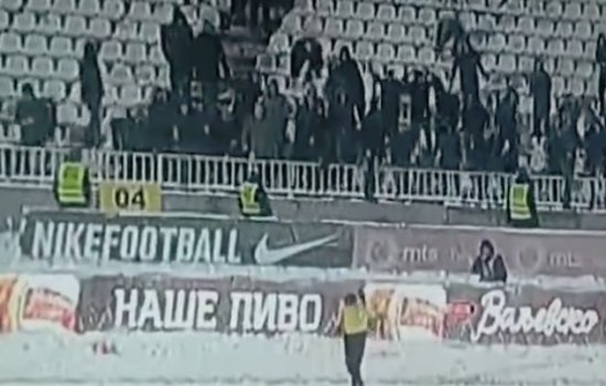 Фанаты Партизана закидали бокового арбитра снежками (Видео)